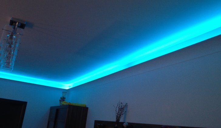 Кухня с цветной светодиодной подсветкой