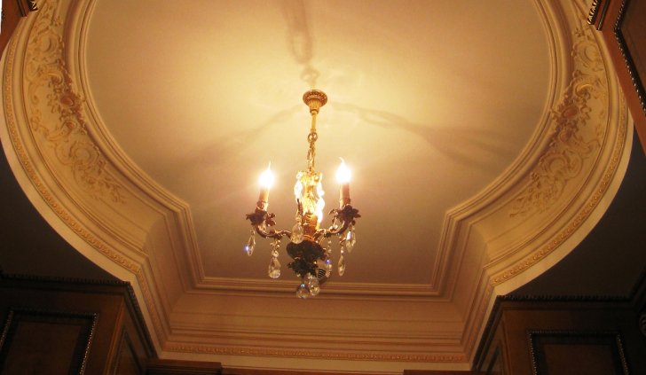 Осевщение прихожей люстрой со свеиодиодными лампами Arlight