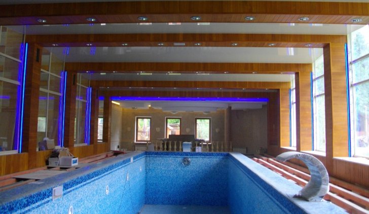 Светодиодная подсветка окон бассейна