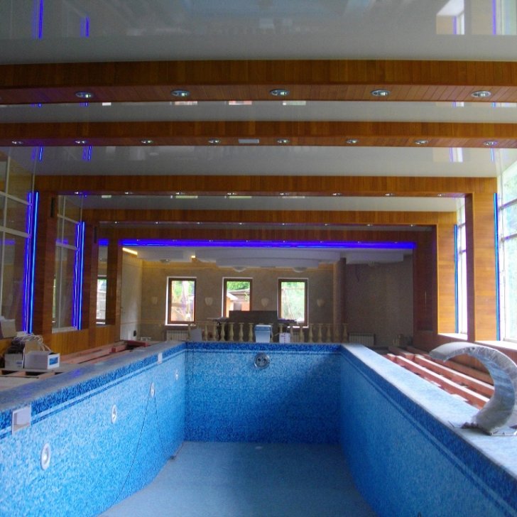 Светодиодная подсветка окон бассейна