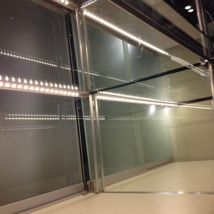 Светодиодная лента Arlight в алюминиевом профиле для подсветки полок витрины