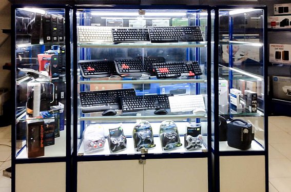 Подсветка витрин магазина компьютеров