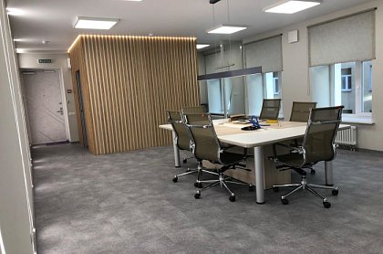 Разнообразие световых решений в небольшом офисе в Санкт-Петербурге