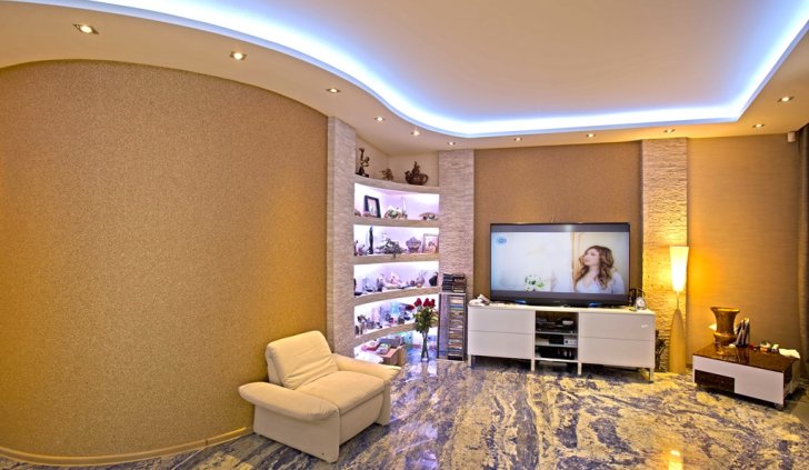 Подсветка полок и потолка многоцветной RGB лентой Arlight в гостиной