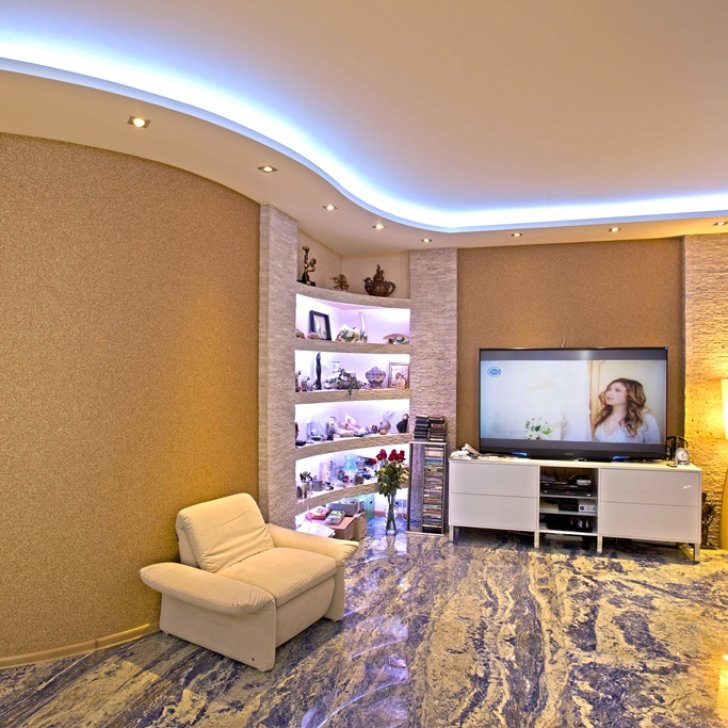 Подсветка полок и потолка многоцветной RGB лентой Arlight в гостиной