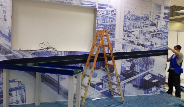 Установка светодиодной подсветки демонстрационного стенда