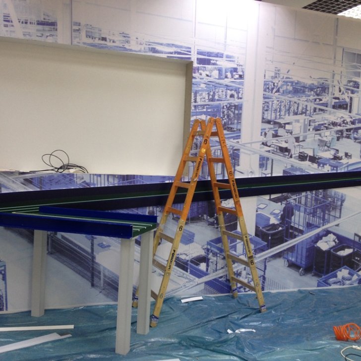 Установка светодиодной подсветки демонстрационного стенда