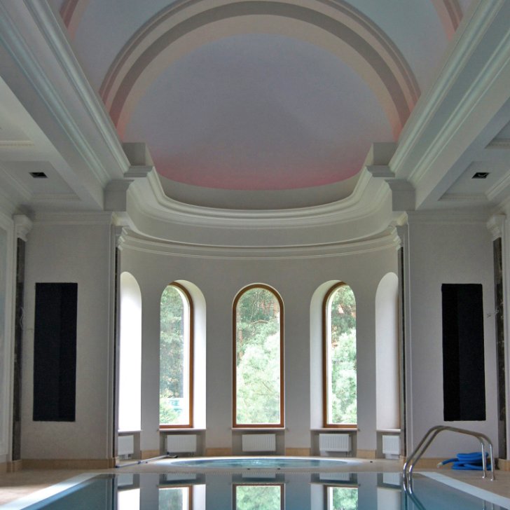Сводчатый потолок в бассейне со светодиодной RGB лентой Arlight