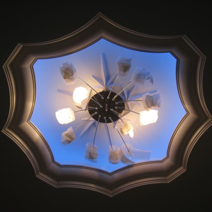 Светодиодная подсветка ниши с люстрой в потолке