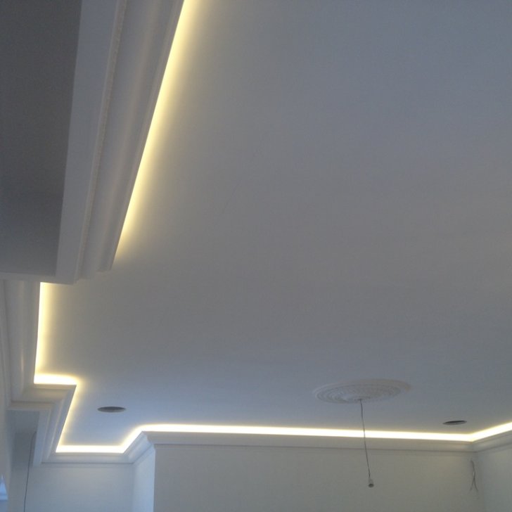 Подсветка потолка светодиодной лентой Arlight, установленной за полиуретановым карнизом