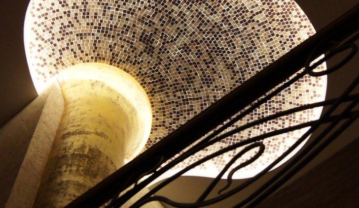 Подсветка колонны и мозаики светодиодной лентой Arlight