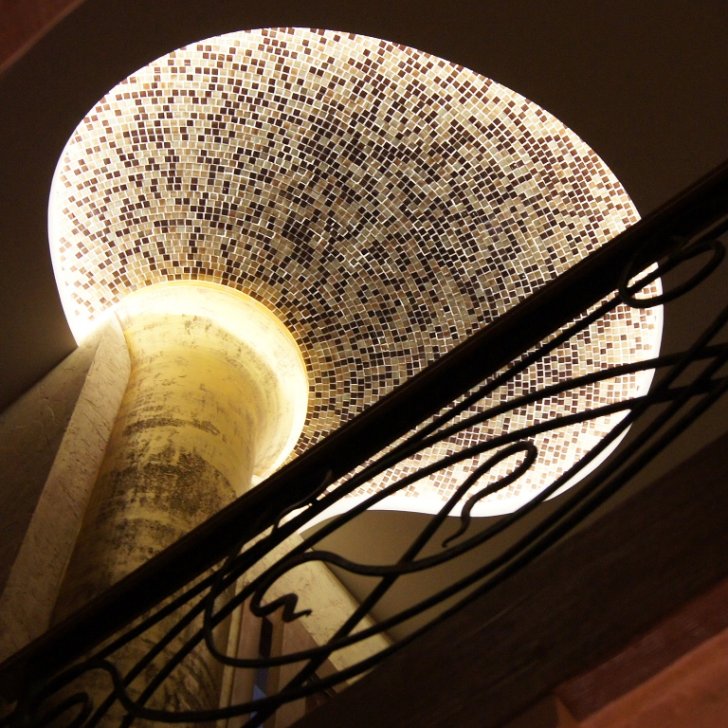 Подсветка колонны и мозаики светодиодной лентой Arlight