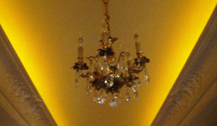 Освещение коридора светодиодной лентой Arlight за карнизом