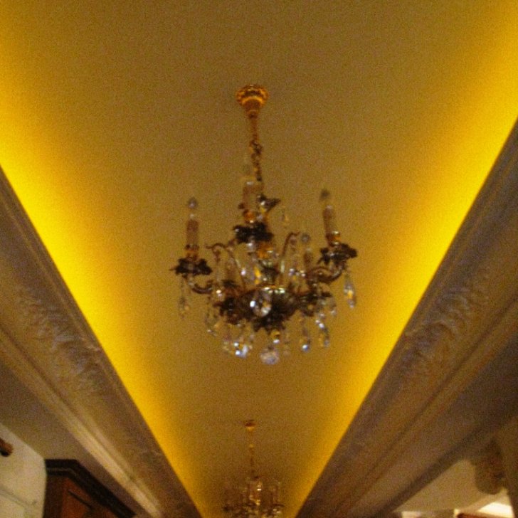 Освещение коридора светодиодной лентой Arlight за карнизом