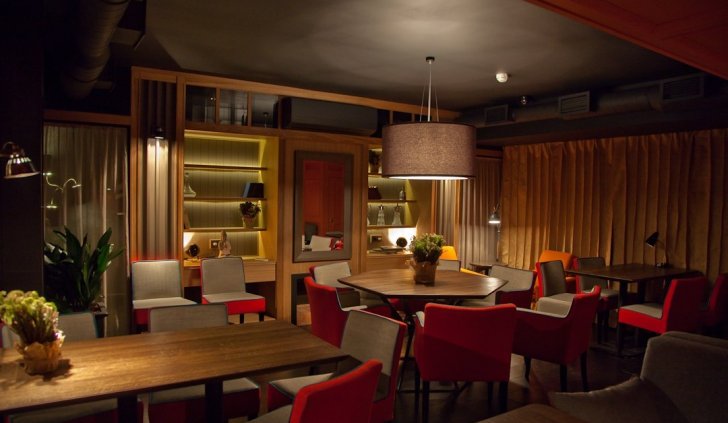 Светодиодная подсветка в зале ресторана