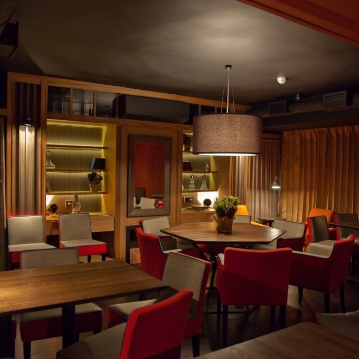 Светодиодная подсветка в зале ресторана