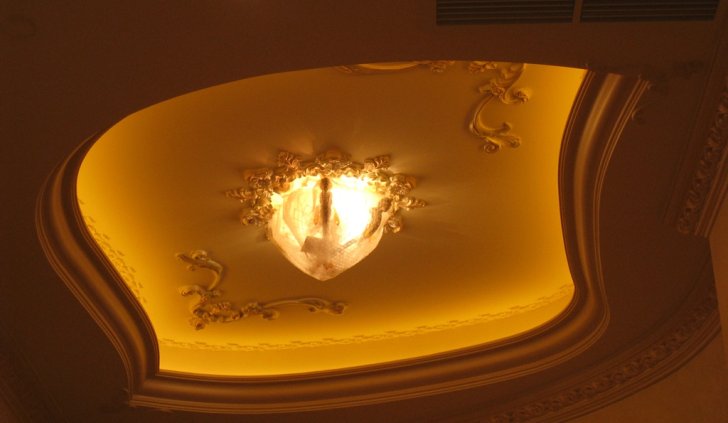 Светодиодная подсветка теплого белого цвета многоуровневого потолка