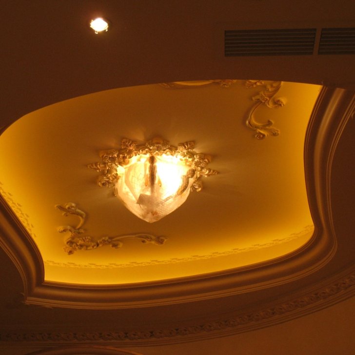 Светодиодная подсветка теплого белого цвета многоуровневого потолка