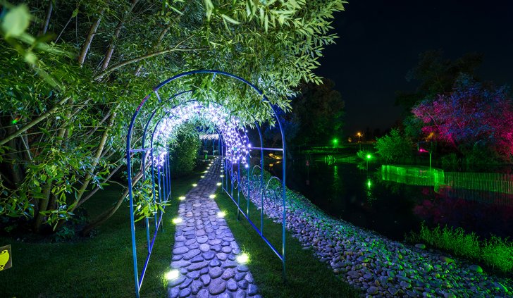 Светодиодные светильники, установленные в землю