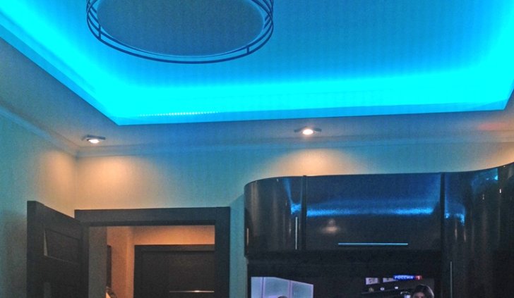 Многоуровневый потолок со светодиодной RGB подсветкой