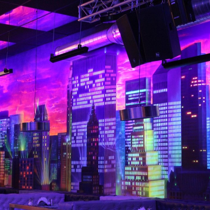 Ночной город, нарисованный светоотражающими красками, с ультрафиолетовой подсветкой светодиодной лентой Arlight