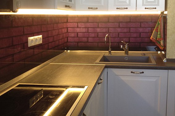 Светодиодная подсветка на кухне под шкафами
