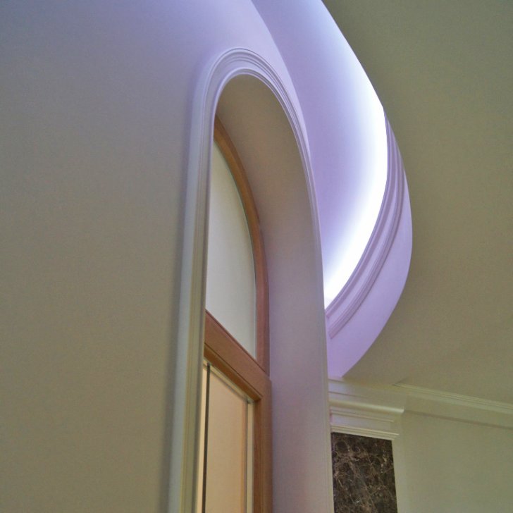 Декоративная подсветка стены светодиодной лентой Arlight