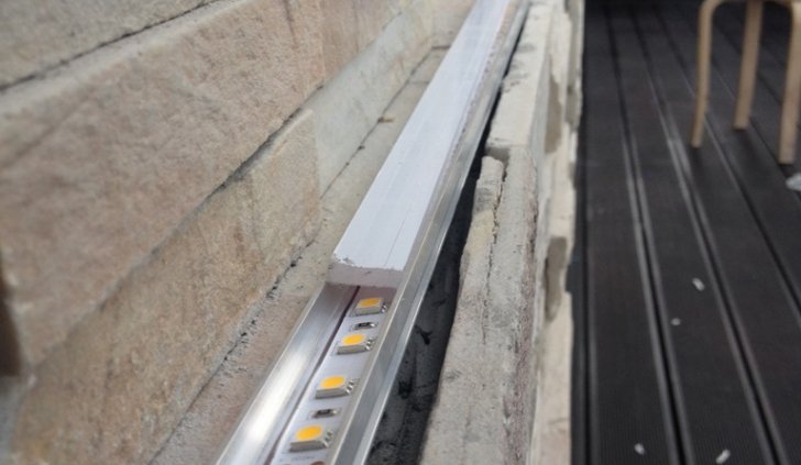 Светодиодная лента Arlight, установленная в алюминиевый профиль с матовым экраном