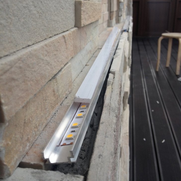 Светодиодная лента Arlight, установленная в алюминиевый профиль с матовым экраном