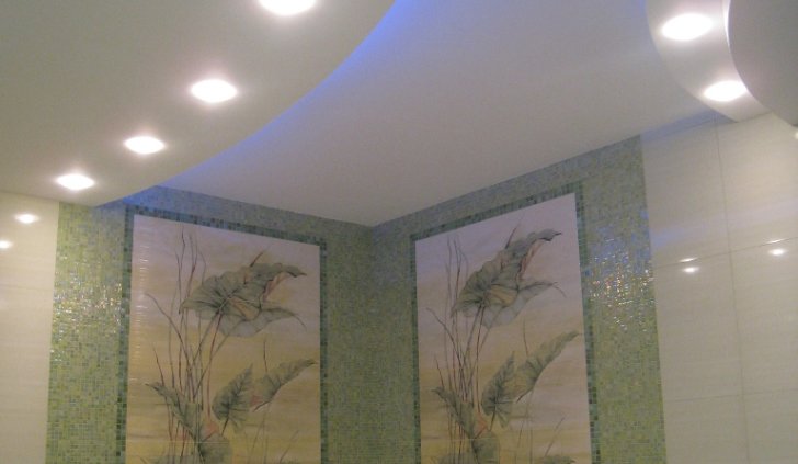 Санузел со светодиодной подсветкой и точечными светильниками