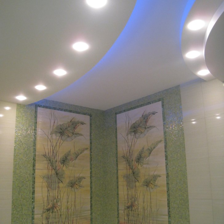Санузел со светодиодной подсветкой и точечными светильниками
