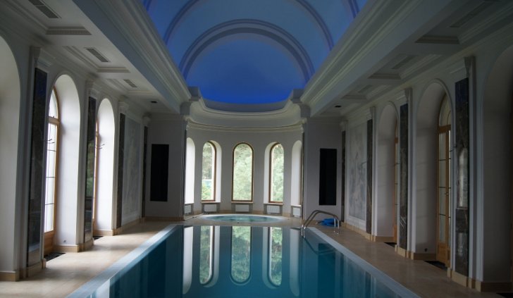 Бассейн со светодиодной подсветкой на потолке