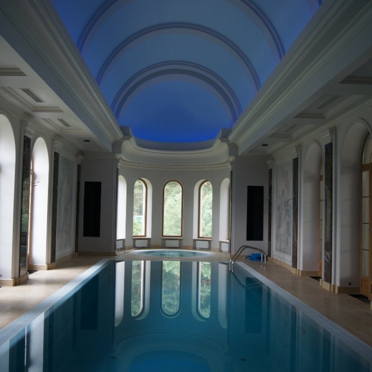 Бассейн со светодиодной подсветкой на потолке