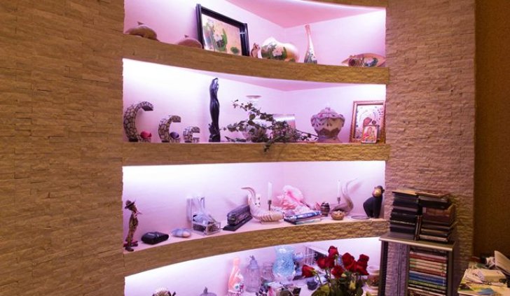 Многоцветная светодиодная подсветка полок в гостиной