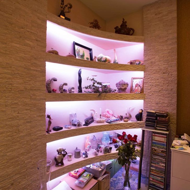 Многоцветная светодиодная подсветка полок в гостиной