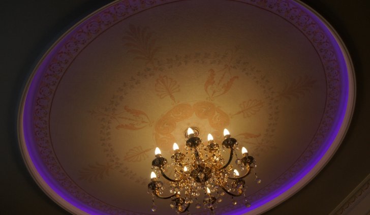 Многоцветная светодиодная подсветка в сочетании с классической люстрой
