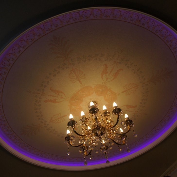 Многоцветная светодиодная подсветка в сочетании с классической люстрой
