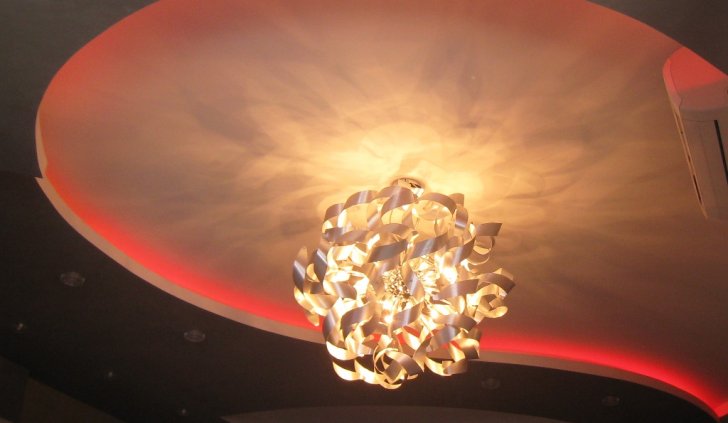 Освещение в комнате светодиодной лентой Arlight и люстрой