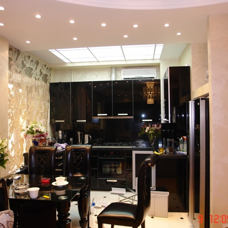 Различные типы светодиодного освещения для визуального зонирования кухни