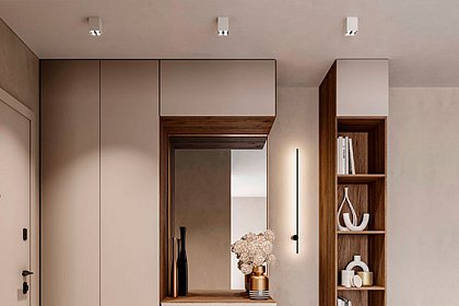 Компактная прихожая в теплых светлых тонах