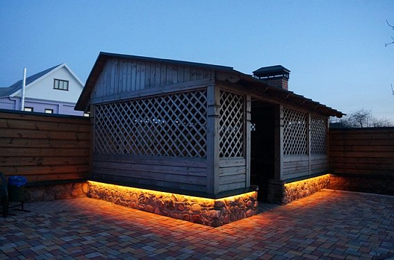 Многоцветное освещение беседки гостевого дома в городе Суздаль