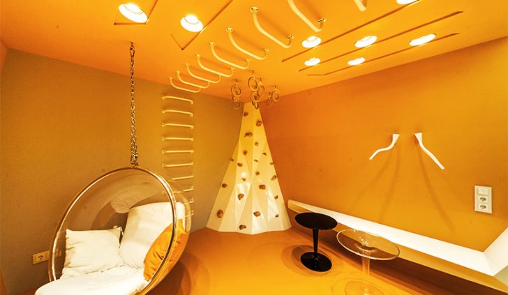 Детская игровая зона со встроенными светодиодными светильниками