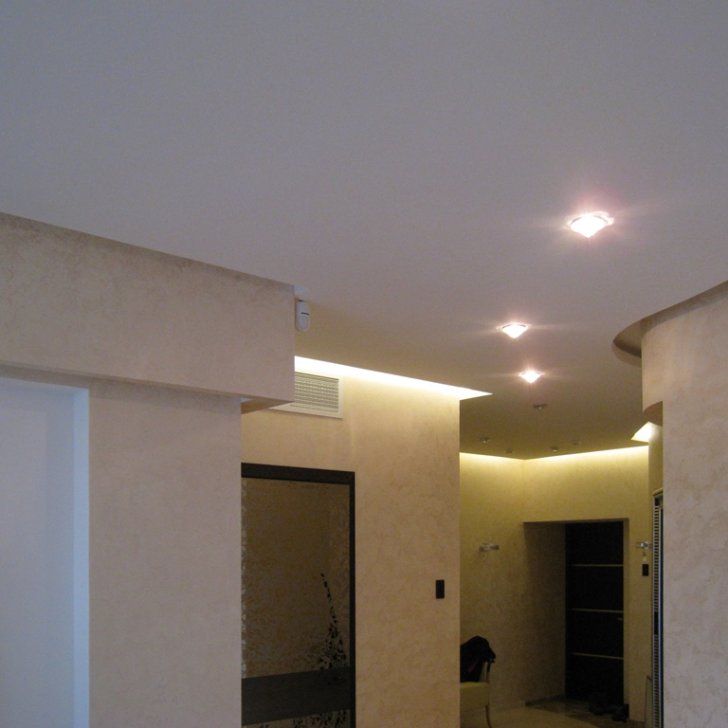 Освещение коридора светодиодными светильниками Arlight и светодиодной лентой Arlight, установленной за карнизом