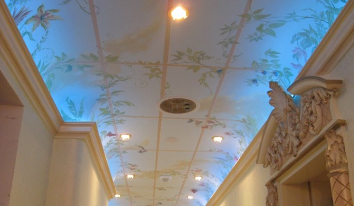 Цветная светодиодная подсветка в коридоре