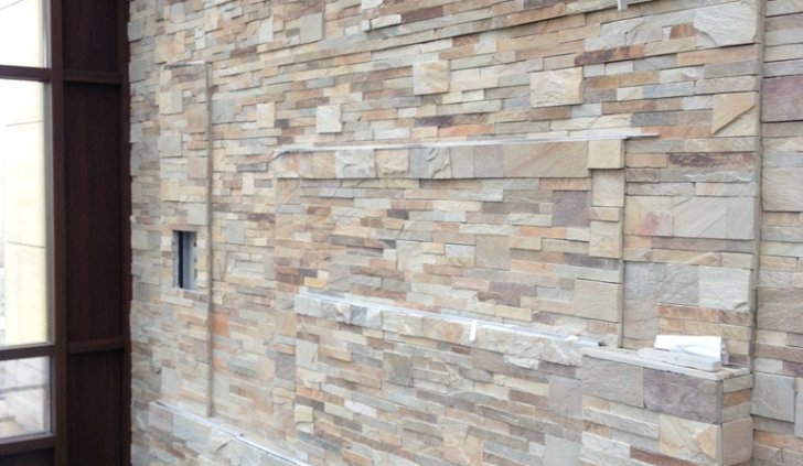 Алюминиевый профиль Arlight со светодиодной лентой, установленный на выступы для подсветки стен