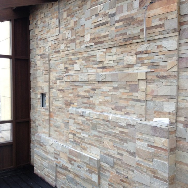 Алюминиевый профиль Arlight со светодиодной лентой, установленный на выступы для подсветки стен