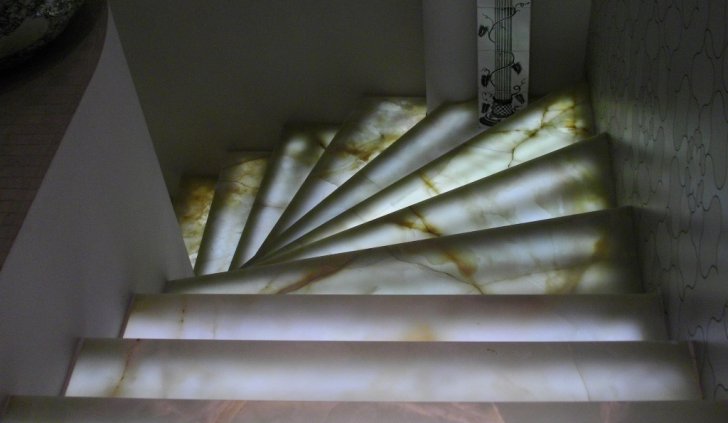 Лестница со светодиодной подсветкой