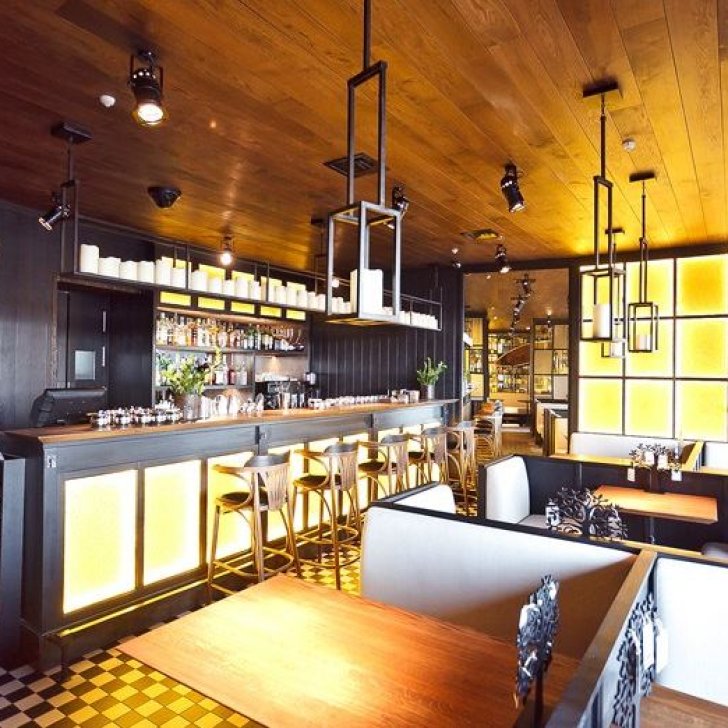 Светодиодная подсветка барной стойки и витражей