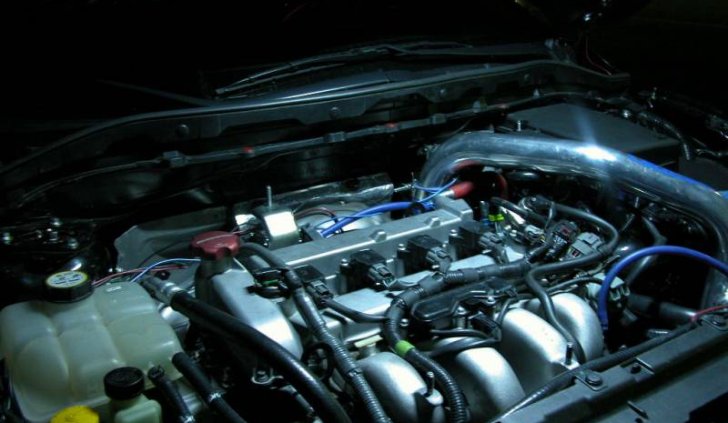 Подсветка подкапотного пространства машины герметичной светодиодной лентой