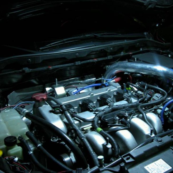 Подсветка подкапотного пространства машины герметичной светодиодной лентой